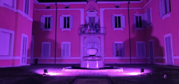 Il municipio a Lonate si è tinto di rosa