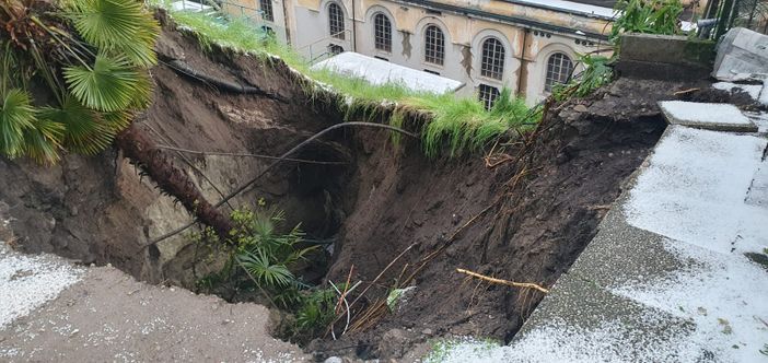 FOTO. Frana il terreno, si apre una voragine a Luino. Smottamento a Cremenaga FOTO. Frana il terreno, si apre una voragine a Luino. Smottamento a Cremenaga