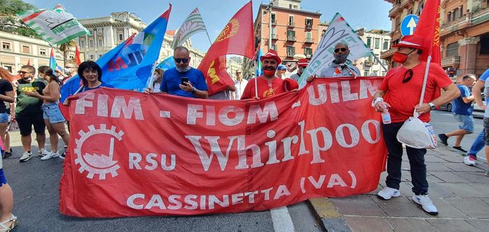 Whirlpool annuncia licenziamenti nel sito di Napoli. Anche Cassinetta non ci sta: sciopero di tre ore oggi e domani
