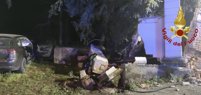 FOTO. Auto fuori strada nella notte: gravi quattro ragazzi nel Milanese