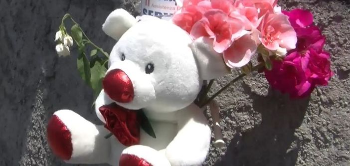 Uno dei tanti pupazzi lasciati dai cittadini sul luogo del tragico incidente