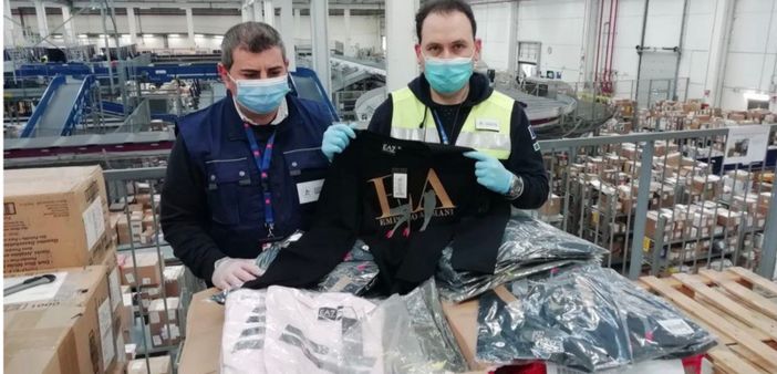 A Malpensa sbarcano 525 magliette Armani taroccate: scatta il sequestro