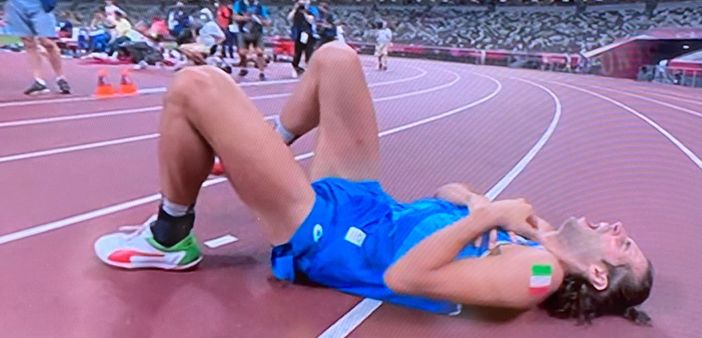 A sinistra Tamberi, a destra Jacobs, inginocchiato