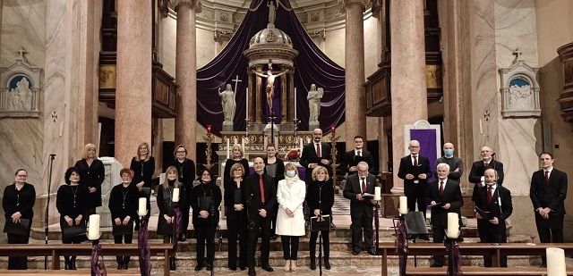 Il coro &quot;Santa Cecilia&quot; di Gorla Maggiore con l'assessore Antonella Scolfaro