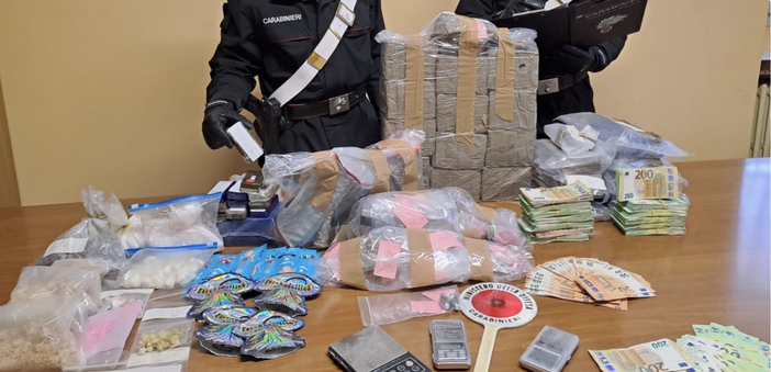 Il materiale sequestrato dai carabinieri Il materiale sequestrato dai carabinieri