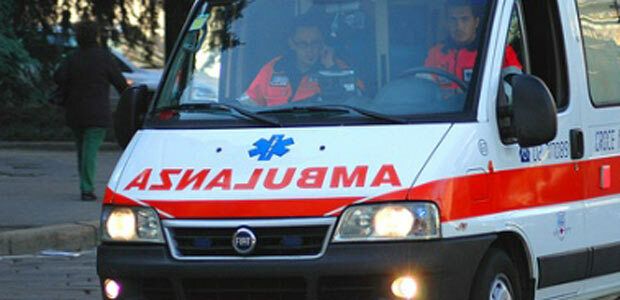 Schianto tra auto e moto a Carbonate: 18enne trasportato in elicottero al Niguarda