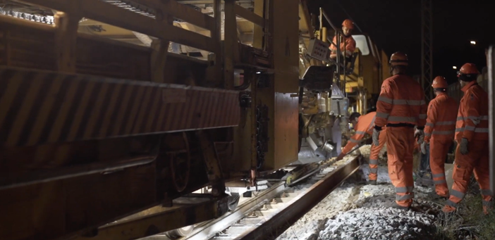 Ferrovienord, di notte viaggia la manutenzione straordinaria: 102 chilometri di nuovi binari. VIDEO