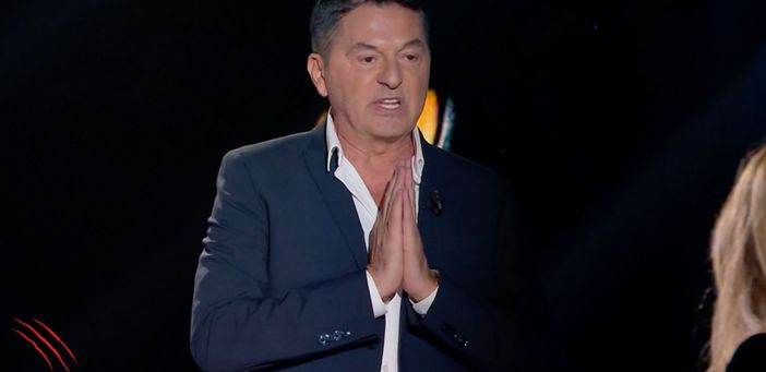 Teo Mammucari durante la trasmissione "Belve" su Rai 2