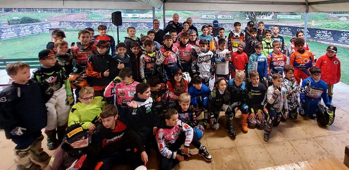 I partecipanti del Manetta Day 2023 all'MX Park Gorla. Nelle foto sotto vari momenti del terzo Manetta Day: il Briefing, il fettucciato, i cambusieri, la distribuzione di gadget I partecipanti del Manetta Day 2023 all'MX Park Gorla. Nelle foto sotto vari momenti del terzo Manetta Day: il Briefing, il fettucciato, i cambusieri, la distribuzione di gadget