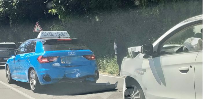 Tamponamento con auto della "scuola guida" in via Gasparotto: soccorsi in azione e code fino a viale Europa