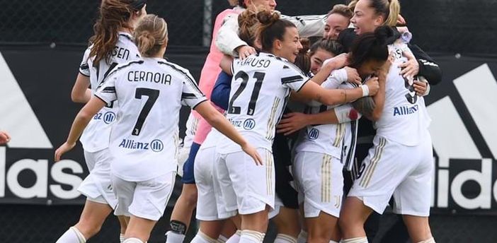 L'abbraccio delle bianconere, che con la vittoria di oggi si sono già praticamente cucite lo Scudetto sulla maglia (foto figc.it)