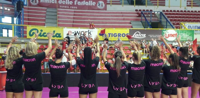 Le farfalle e i loro tifosi: la E-Work Arena torna a unire