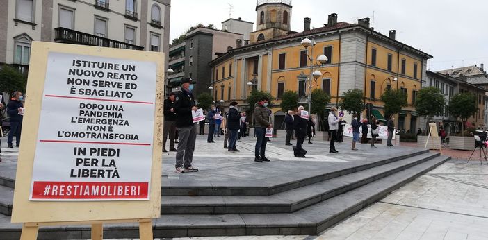 Una precedente manifestazione in piazza a Busto