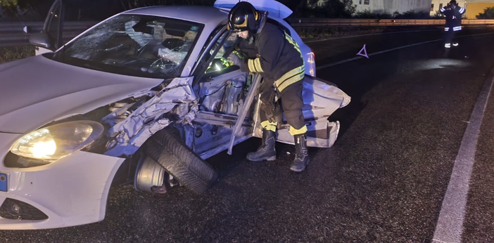 FOTO. Varese, frontale in via Peschiera: auto distrutte, paura per due automobilisti FOTO. Varese, frontale in via Peschiera: auto distrutte, paura per due automobilisti