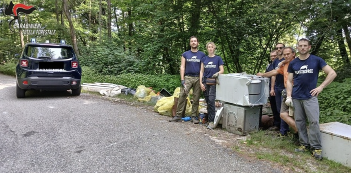 Carabinieri Forestali e volontari di "Plastic Free" insieme per ripulire i boschi dai rifiuti: raccolti 800 chili di spazzatura