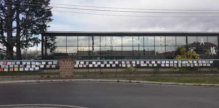 I disegni appesi alla cancellata d'ingresso della scuola di danza di Dairago