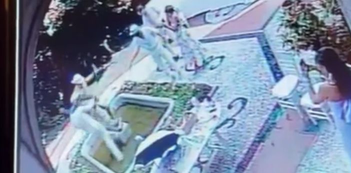 A sinistra i due ragazzi perdono l'equilibrio trascinandosi a terra la statua A sinistra i due ragazzi perdono l'equilibrio trascinandosi a terra la statua