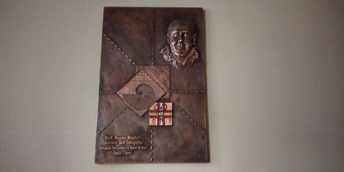 In ospedale un bassorilievo bronzeo ricorda il Professor Renato Bombelli