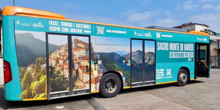 Il Sacro Monte "prende" l'autobus. Ecco la livrea che promuove il borgo Unesco