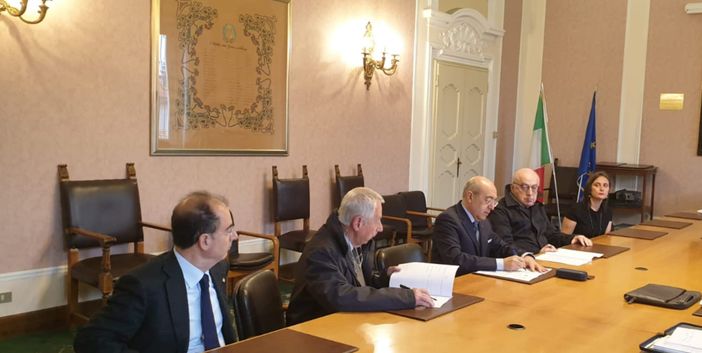 Più sicurezza nelle farmacie con sistemi di video-allarme: sottoscritto il protocollo tra Prefettura e Federfarma Più sicurezza nelle farmacie con sistemi di video-allarme: sottoscritto il protocollo tra Prefettura e Federfarma