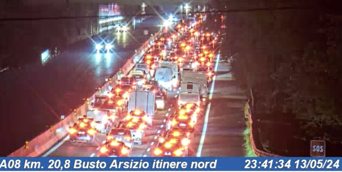 Le auto in coda in Autolaghi (foto dalle webcam di Autostrade per l'Italia) Le auto in coda in Autolaghi (foto dalle webcam di Autostrade per l'Italia)