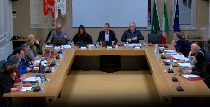 Una seduta del consiglio comunale di Marnate Una seduta del consiglio comunale di Marnate
