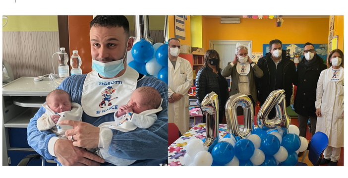 Carlos e Leonardo con papà Edoardo a lato la consegna dei bavaglini in pediatria