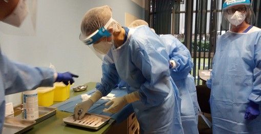 Quando sarai vaccinato contro il Covid? Te lo dice una App polacca. Gli under 50 potrebbero slittare al 2022