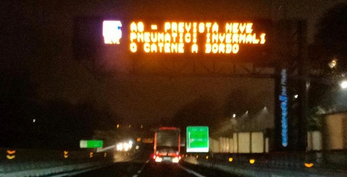 Gli avvisi luminosi di questa sera sull'Autolaghi in vista del peggioramento delle condizioni meteo previsto per domani (foto Galbiati)