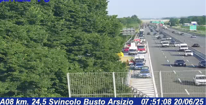I soccorritori sul luogo dell'incidente (foto webcam Autostrade per l'Italia)