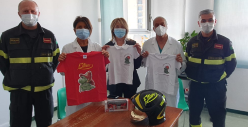 Il pensiero dei vigili del fuoco per il piccolo Eitan: in ospedale un elmo con il suo nome Il pensiero dei vigili del fuoco per il piccolo Eitan: in ospedale un elmo con il suo nome