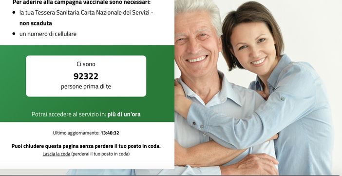 La coda per prenotare i vaccini online poco alle 13.50