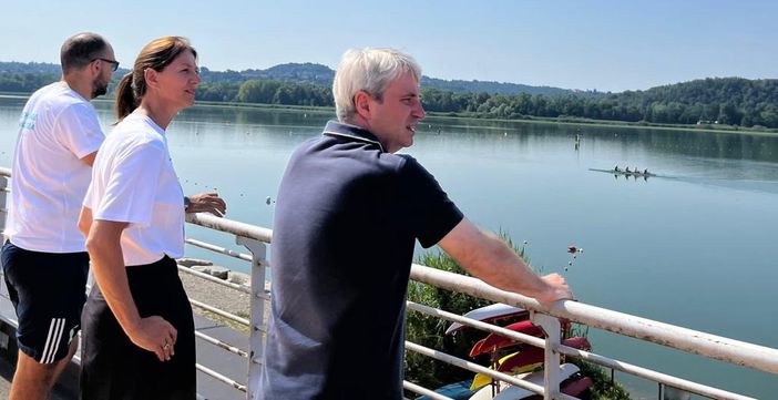 Il sindaco Davide Galimberti alla Schiranna insieme al vicesindaco Ivana Perusin e al direttore generale della Canottieri Varese Pierpaolo Frattini: in arrivo a Varese migliaia di atleti e famiglie per i Mondiali al via venerdì con la cerimonia inaugurale Il sindaco Davide Galimberti alla Schiranna insieme al vicesindaco Ivana Perusin e al direttore generale della Canottieri Varese Pierpaolo Frattini: in arrivo a Varese migliaia di atleti e famiglie per i Mondiali al via venerdì con la cerimonia inaugurale