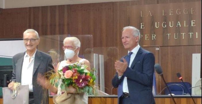 L'avvocato Proserpio, a sinistra, festeggiato dai colleghi per i suoi 50 anni di professione (foto dal profilo Facebook dell'ordine degli avvocati di Milano)