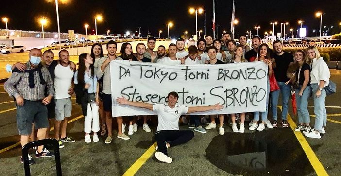 FOTO. "Da Tokyo torni bronzo, stasera torni sbronzo": a Linate l'abbraccio di famiglia e amici all'uomo rana Martinenghi