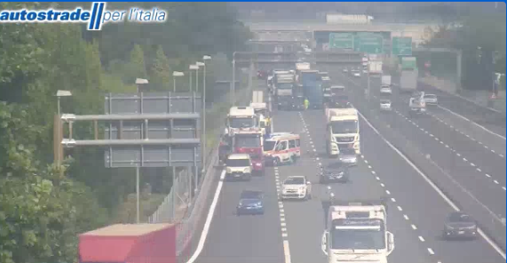 Incidente stradale in Autolaghi, coinvolti auto e tir: due feriti e ancora code Incidente stradale in Autolaghi, coinvolti auto e tir: due feriti e ancora code