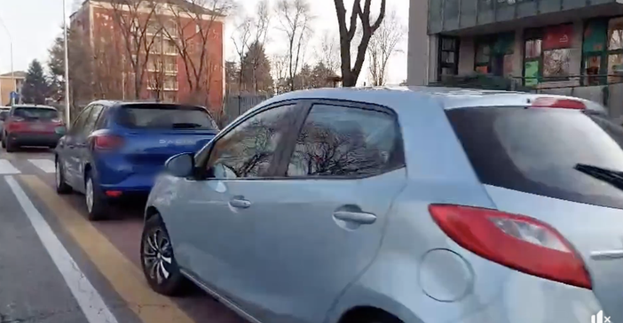 «Noi vogliamo venire a scuola in bici, ma la pista è bloccata dalle auto dei genitori» «Noi vogliamo venire a scuola in bici, ma la pista è bloccata dalle auto dei genitori»