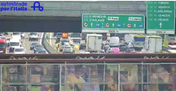 Incidente in A8, tre feriti e traffico in tilt. «Code fino a 3 chilometri» Incidente in A8, tre feriti e traffico in tilt. «Code fino a 3 chilometri»