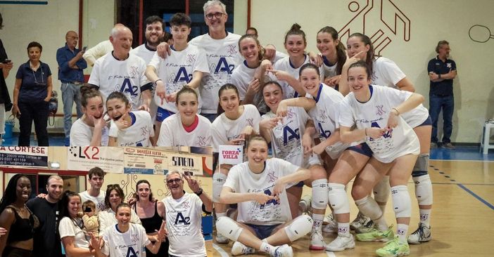 Nel riquadro Paola Egonu con la Famiglia Lualdi a festeggiare la promozione in A2 di Villa Cortese - Foto Gianluigi Rossi