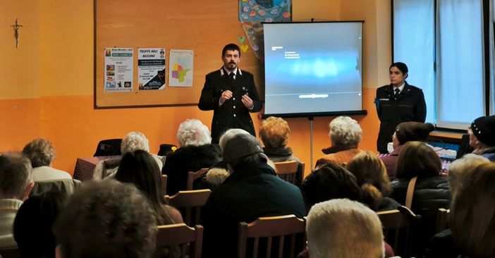 «Prendete tempo e chiamate il 112»: a Borsano i Carabinieri in cattedra contro le truffe agli anziani