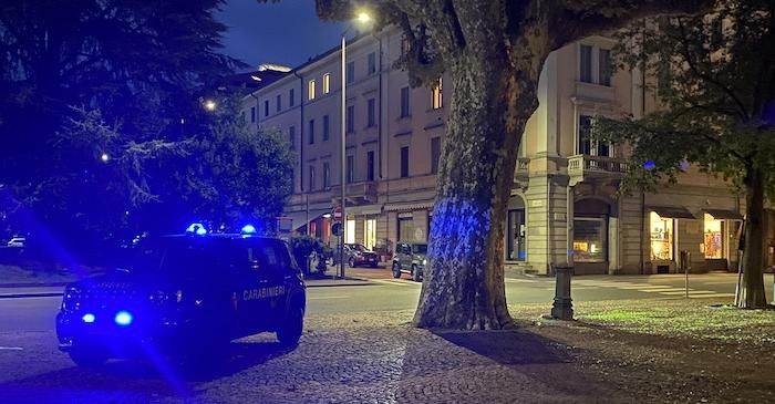 Rissa a notte fonda nel centro di Luino, spunta un coltellino: quattro feriti Rissa a notte fonda nel centro di Luino, spunta un coltellino: quattro feriti