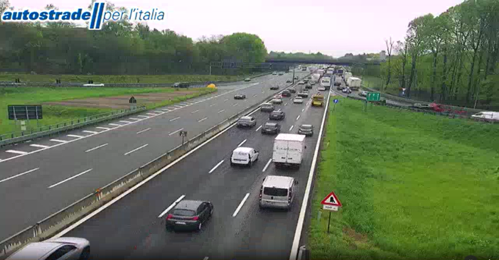 La coda allo svincolo di Busto della A8 (immagini della webcam di Autostrade) La coda allo svincolo di Busto della A8 (immagini della webcam di Autostrade)