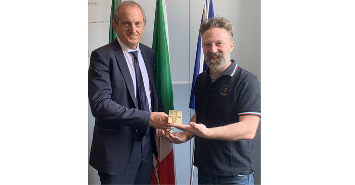 La foto del sindaco Antonelli con Fabio Longhin, rappresentante dei pasticceri con il timbro BB La foto del sindaco Antonelli con Fabio Longhin, rappresentante dei pasticceri con il timbro BB