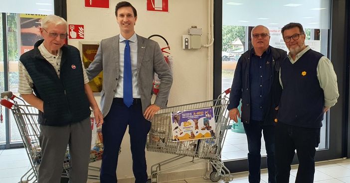 Cassano Magnago, raccolta cibo per i gatti di Mondo Baffo: cinque borse in tre mesi e due nuovi punti di consegna