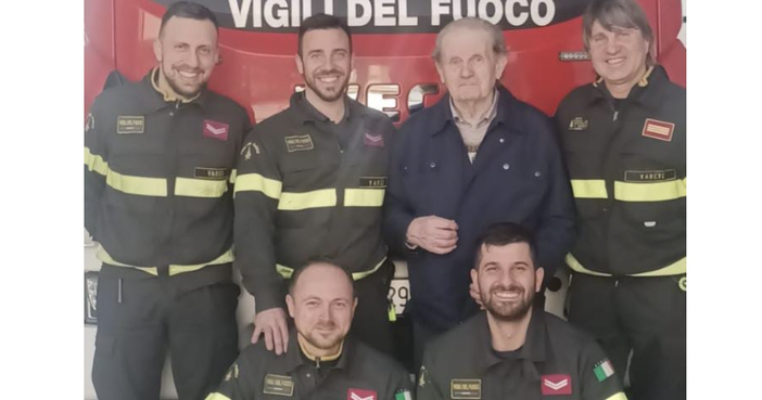 Il signor Adriano Farioli insieme ai suoi salvatori Il signor Adriano Farioli insieme ai suoi salvatori