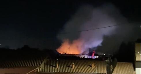 In alto: l'incendio a Vergiate (foto dal gruppo Facebook Vergiate e dintorni). Nella gallery: i vigili del fuoco in azione a Vergiate e a Busto. In basso: i video dell'intervento a Busto