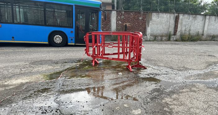 C'è un fiume che neanche la siccità ferma: è la perdita al deposito dei bus