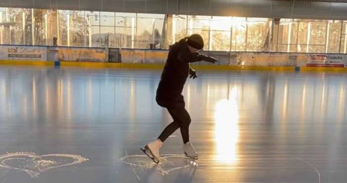 VIDEO. L'emozionante danza di Carolina Kostner all'Acinque Ice Arena: «Come un'artista davanti a una tela bianca»