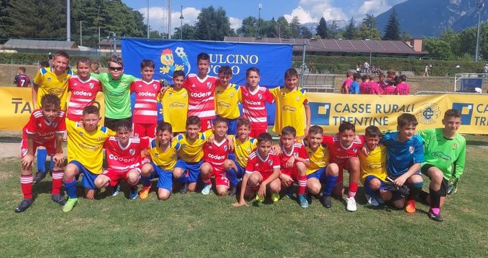 I pulcini di Villa Cortese e River Plate insieme. Sotto, la squadra gialloblù al Torneo Internazionale in Trentino