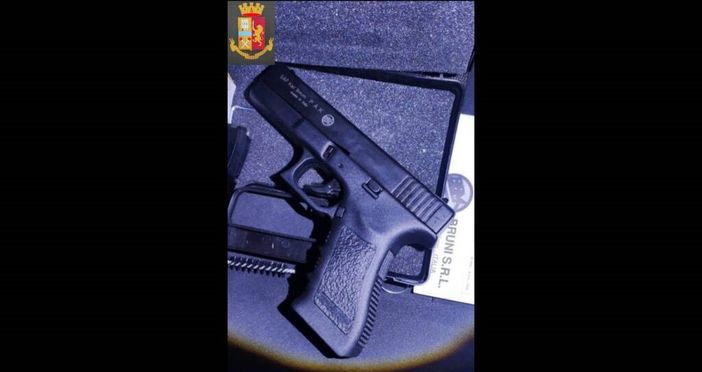 La pistola a salve sequestrata dalla polizia a Monza (foto da Mbnews.it) La pistola a salve sequestrata dalla polizia a Monza (foto da Mbnews.it)